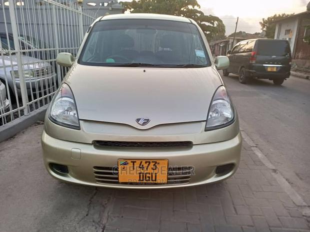 Toyota Fun Cargo 2004 Gold