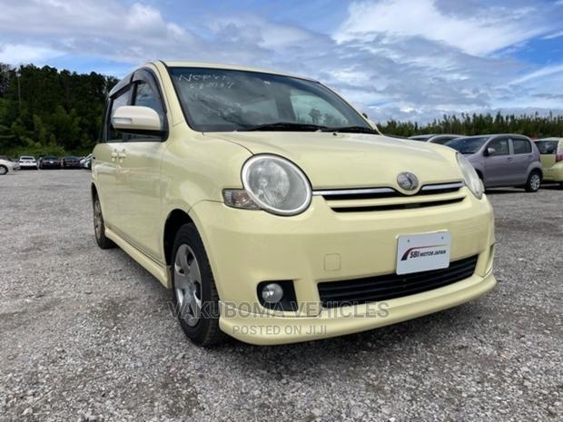 Toyota Sienta 2007 Yellow
