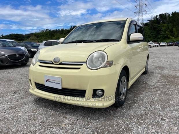 Toyota Sienta 2007 Yellow