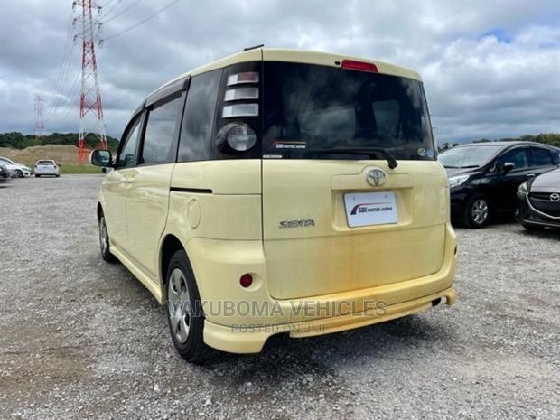 Toyota Sienta 2007 Yellow