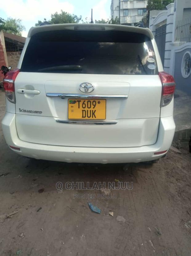 Toyota Vanguard 2010 White