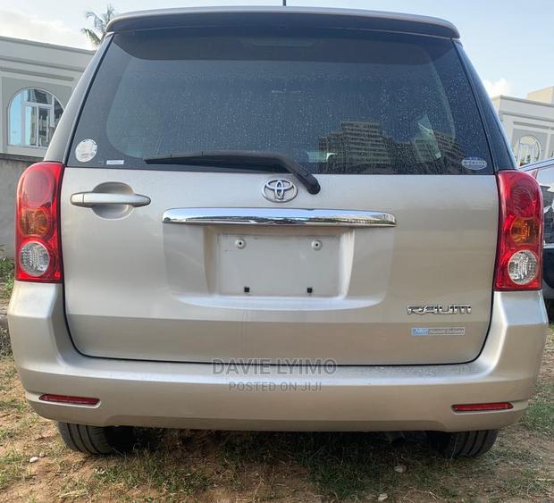 Toyota Raum 2004 Gold