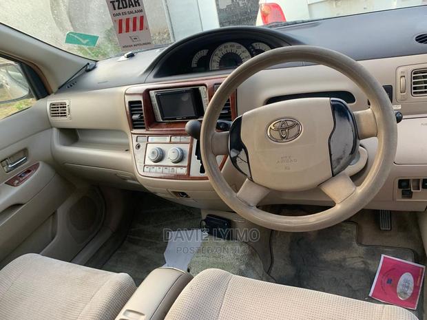 Toyota Raum 2004 Gold