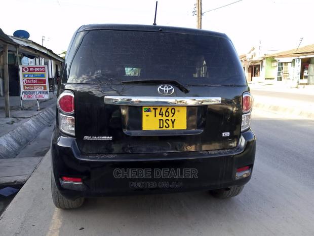 Toyota Corolla Rumion Hatchback 1.5 FWD 2010 Black