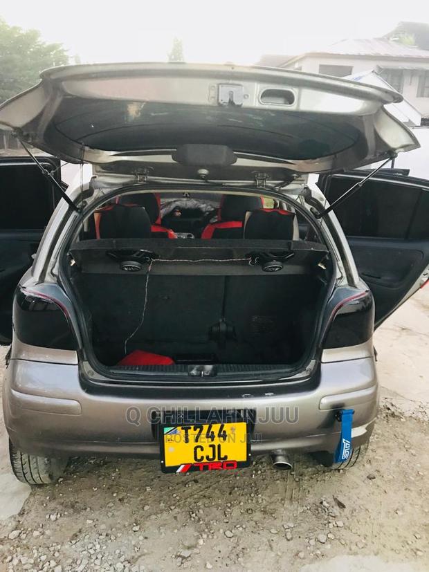 Toyota Vitz 2002 Silver