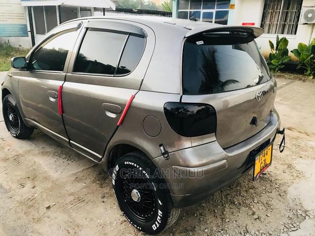 Toyota Vitz 2002 Silver