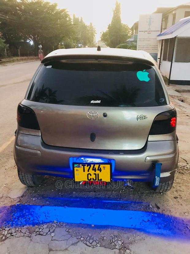 Toyota Vitz 2002 Silver