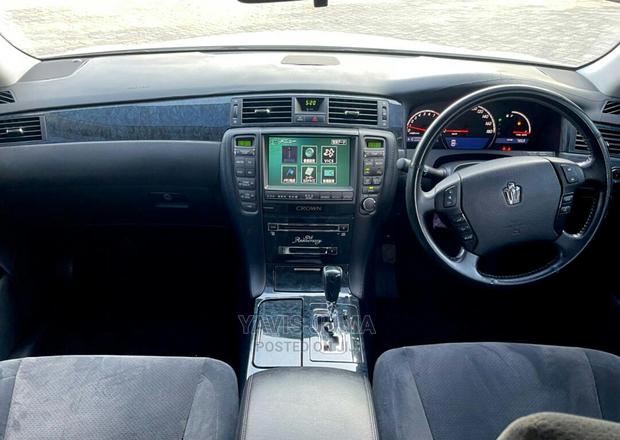 Toyota Crown 2005 White