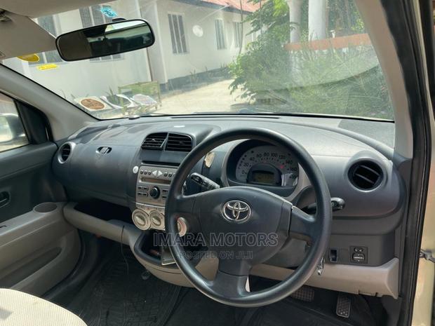 Toyota Passo 2005