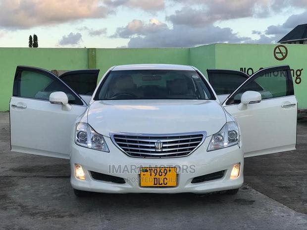 Toyota Crown 2009 White