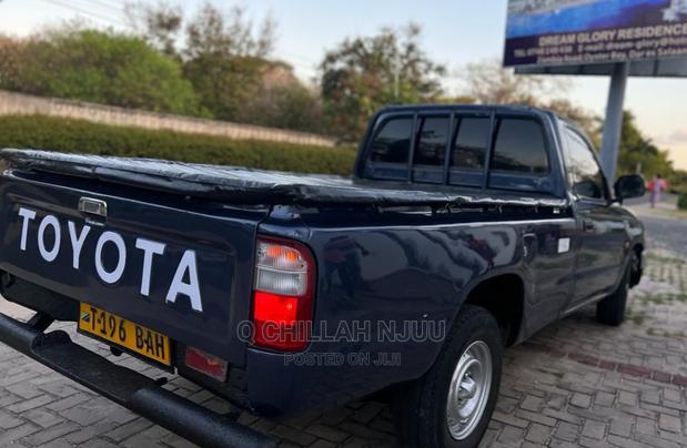 Toyota Hilux 2001 Blue