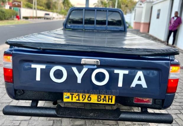 Toyota Hilux 2001 Blue
