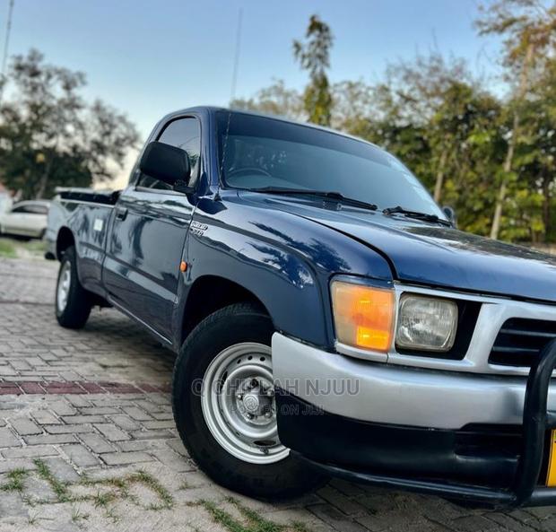 Toyota Hilux 2001 Blue