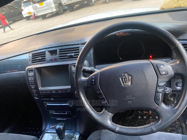 Toyota Crown 2006 White