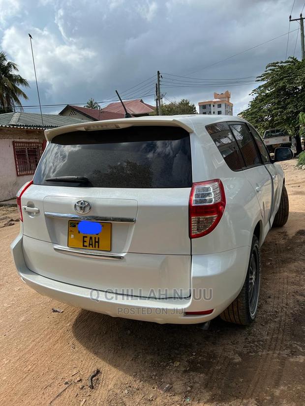 Toyota Vanguard 2006 White