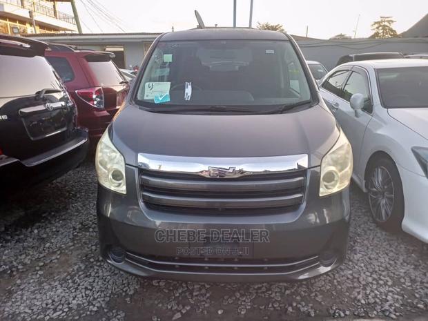 Toyota Noah 2008 Gray