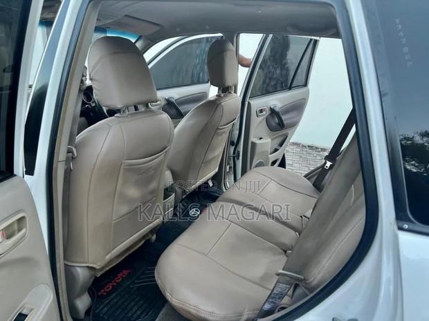 Toyota RAV4 2004 White