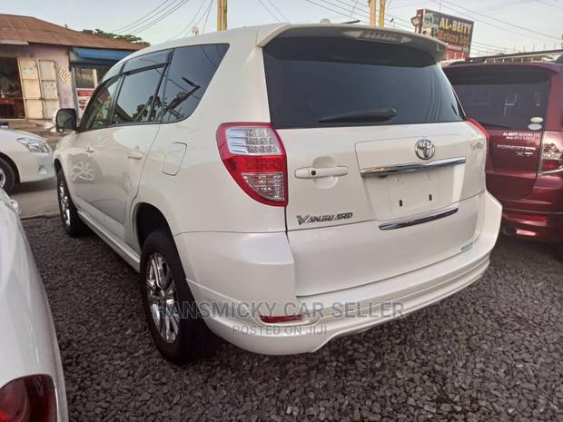 Toyota Vanguard 2009 White