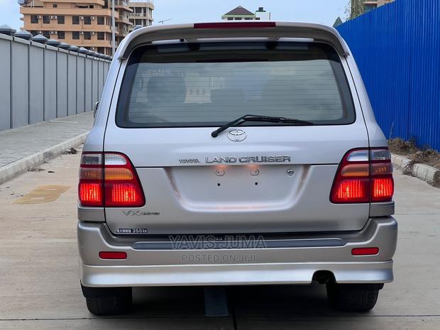 Toyota Land Cruiser 2002 Gray