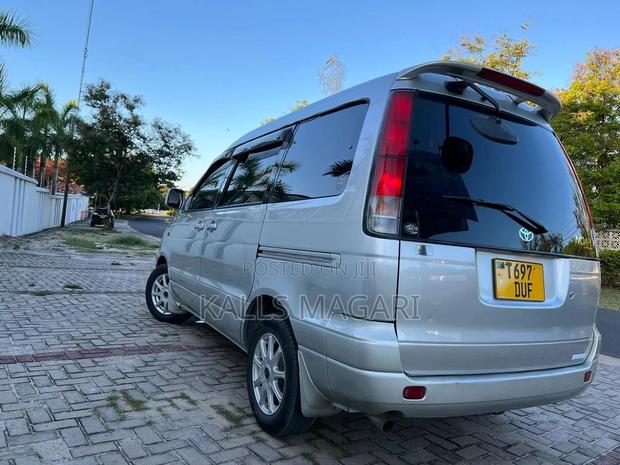 Toyota Noah 2001 Silver
