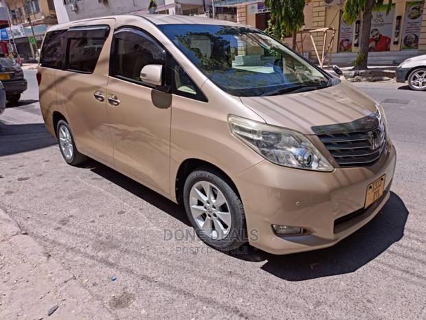 Toyota Alphard 2010 Gold