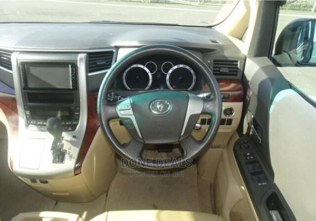 Toyota Alphard 2010 Gold