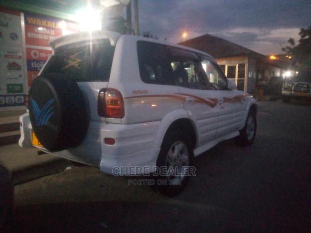 Toyota RAV4 Base 4x4 1999 White