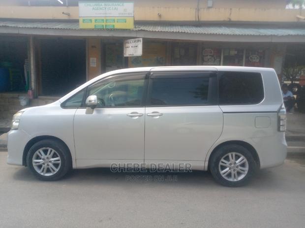 Toyota Noah 2.0 143hp AWD (7 Seater) 2010 Silver