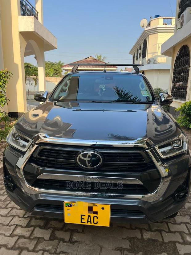 Toyota Hilux 2021 Black