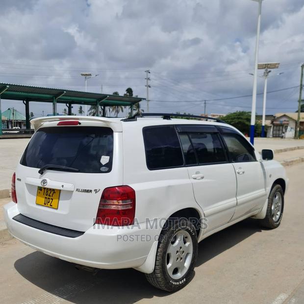 Toyota Kluger 2003 White