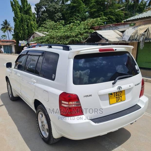 Toyota Kluger 2003 White