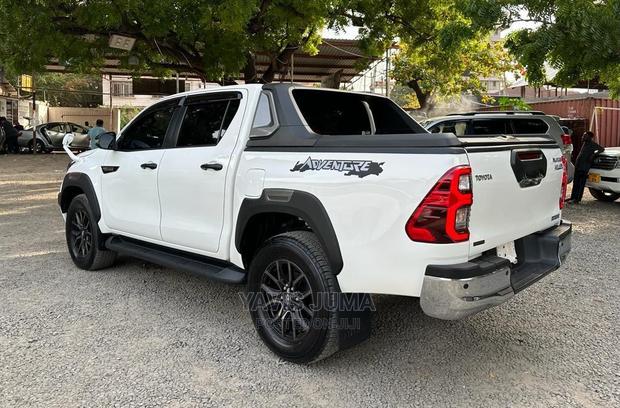Toyota Hilux 2021 White
