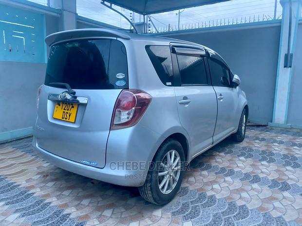 Toyota Ractis 2010 Silver