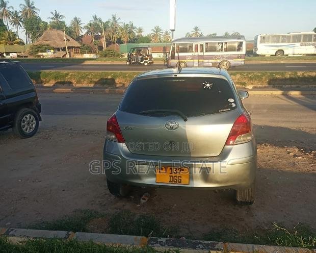 Toyota Vitz 2010 Gray