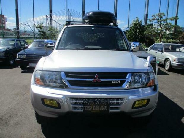 Mitsubishi Pajero 2000 Silver