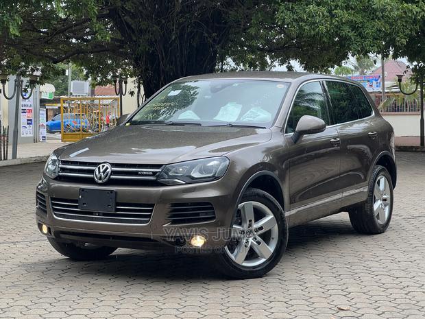 Volkswagen Touareg 2012 Gold