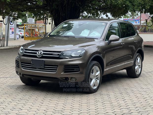 Volkswagen Touareg 2012 Gold
