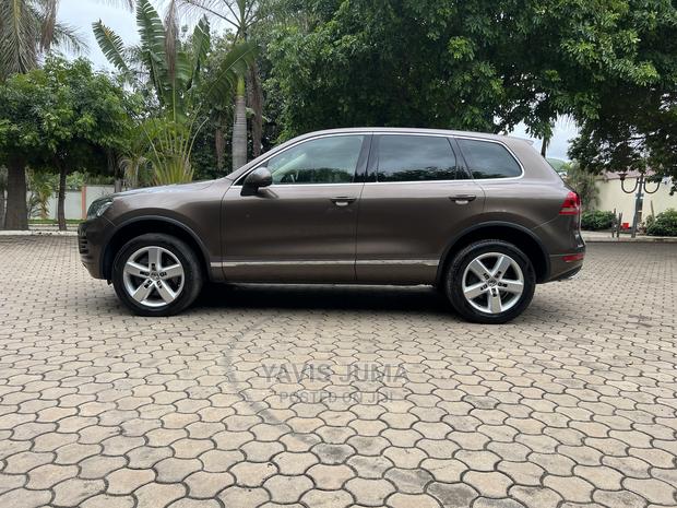 Volkswagen Touareg 2012 Gold