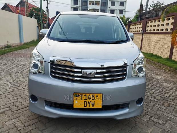 Toyota Noah 2011 Silver