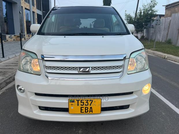 Toyota Noah 2.0 AWD (8 Seater) 2005 White