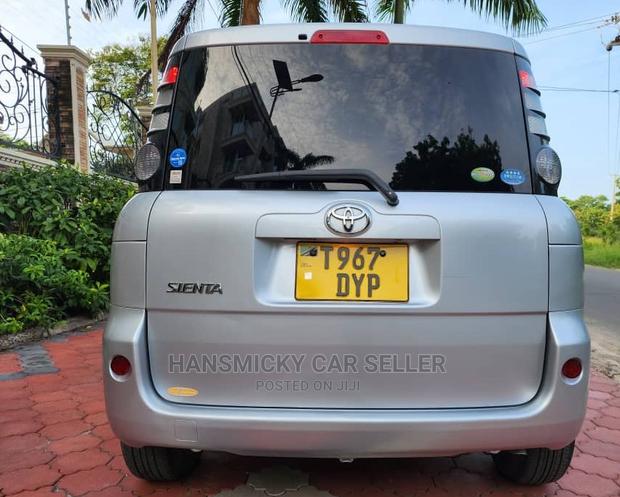 Toyota Sienta 2005 Silver