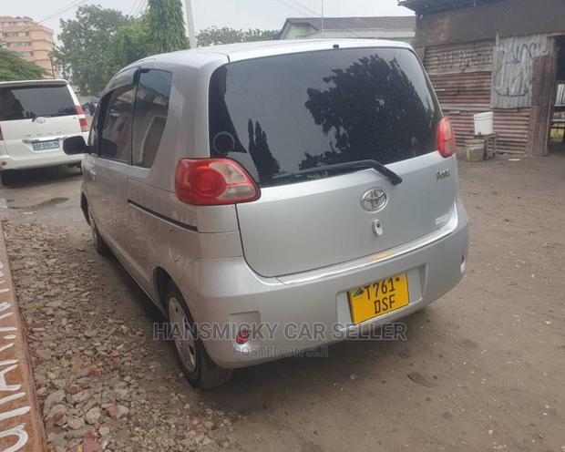 Toyota Sienta 2004 Silver