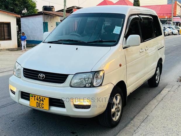 Toyota Noah 2001 White