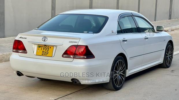 Toyota Crown 2006 White