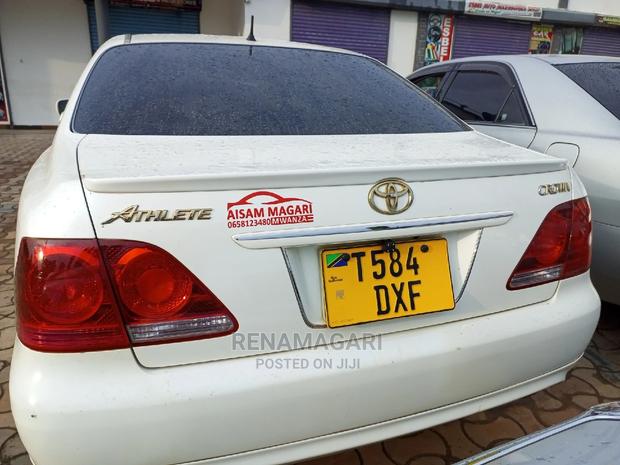 Toyota Crown 2010 White