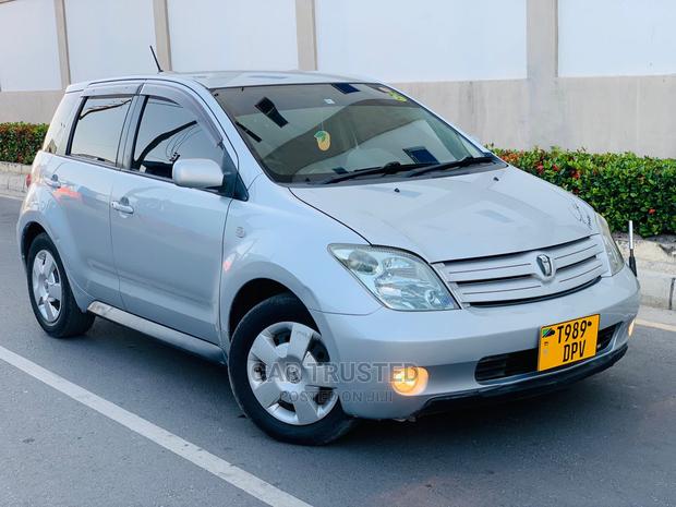 Toyota IST 2004 Silver