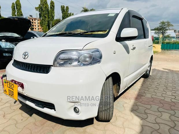 Toyota Porte 2004 White