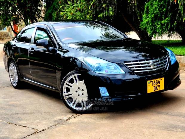 Toyota Crown 2016 Black