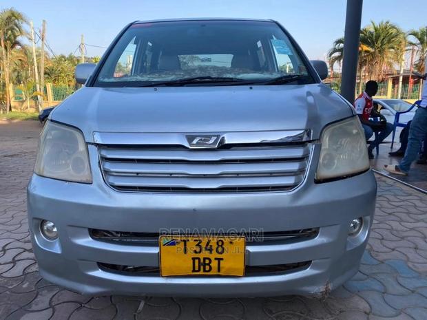 Toyota Noah 2005 Silver