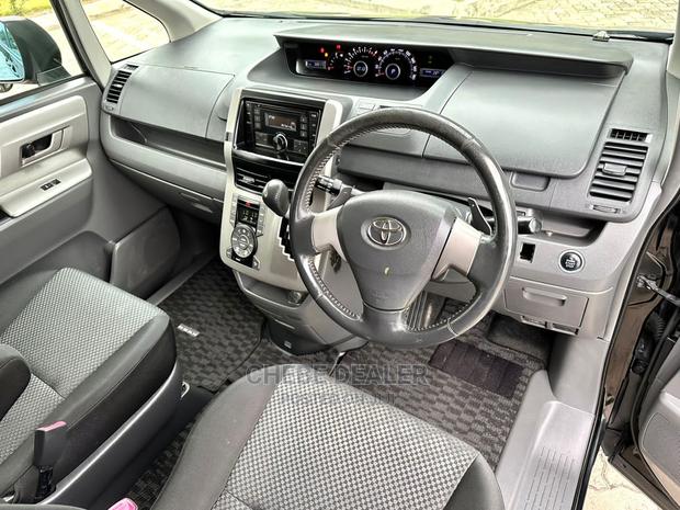 Toyota Noah 2.0 143hp AWD (7 Seater) 2010 Black